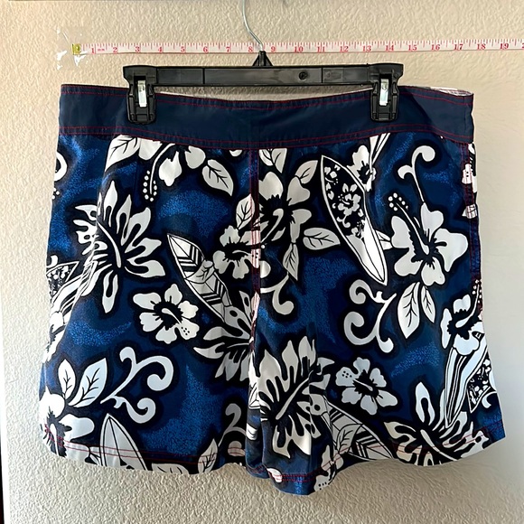 Womens Board Shorts. Size 2XL. FITS LIKE A LARGE OR FITTED XL (small waisted)!! - Picture 3 of 5